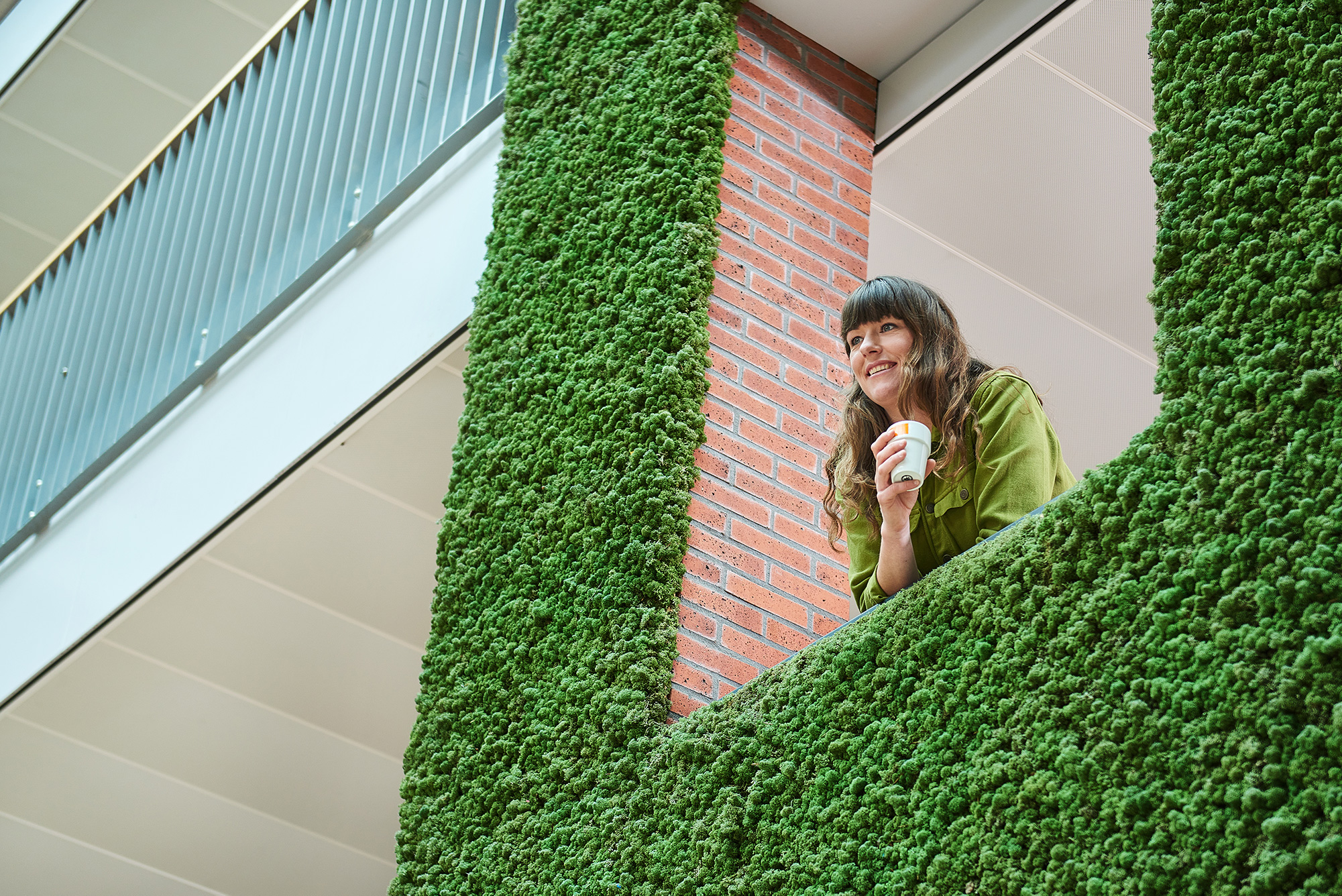 Margit kijkt uit het raam