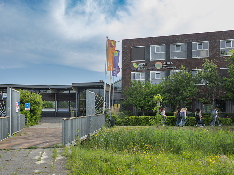 Studenten Aeres MBO Heerenveen voor de school in Heerenveen