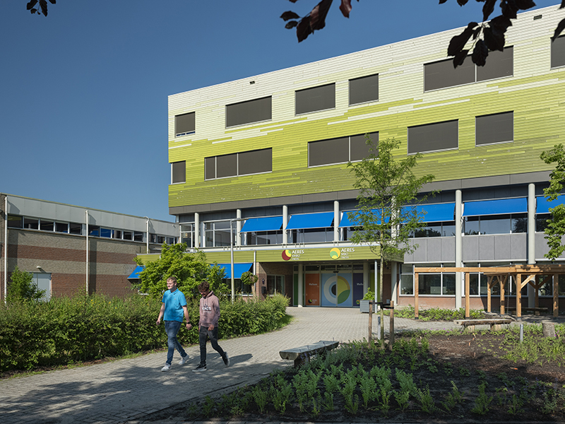 Studenten Aeres MBO Sneek lopen voor de hoofdingang van locatie Sneek