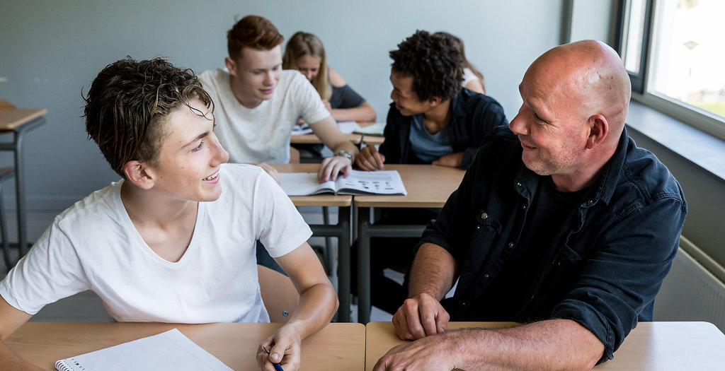 Docent voert persoonlijk gesprek met leerling