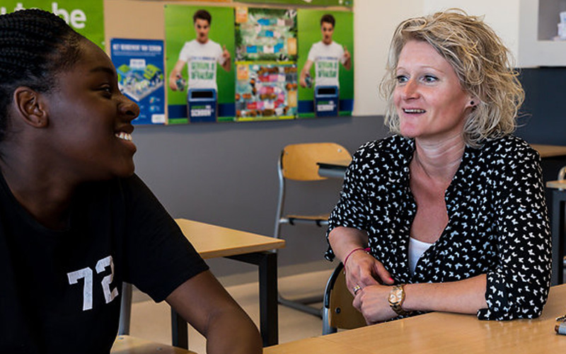 Docent die persoonlijk gesprek voert met student